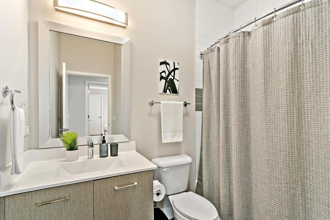 Bright & Comfortable Oakbrook 2Br Apt Free Parking - Ob 1 Appartement Oakbrook Terrace Buitenkant foto