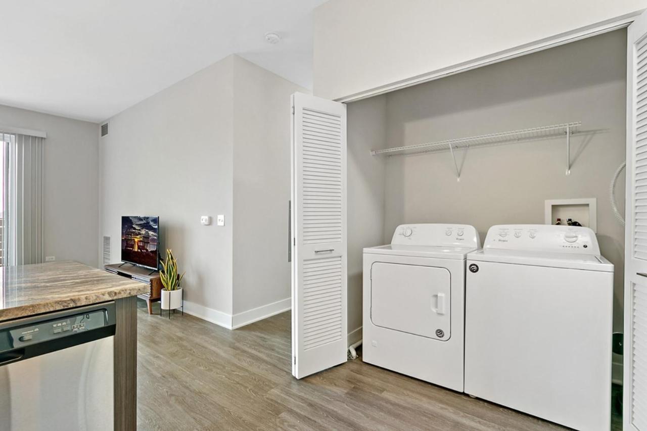 Bright & Comfortable Oakbrook 2Br Apt Free Parking - Ob 1 Appartement Oakbrook Terrace Buitenkant foto
